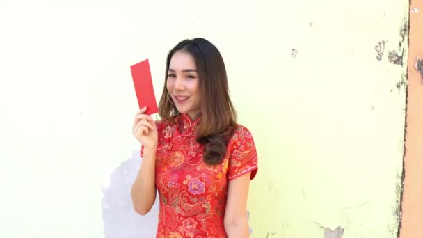 Tahun Baru Cina Bahagia Wanita Asia Mengenakan Pakaian Tradisional Cheongsam — Stok Video