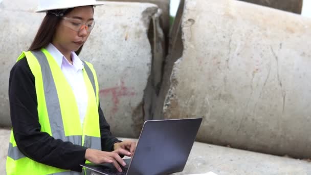 Nşaat Alanında Çalışan Mühendis Kadın Endüstriyel Konsept — Stok video