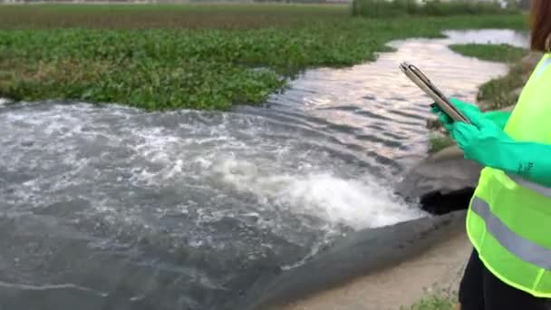 Ecologista Feminina Trabalhando Perto Estação Limpeza Água — Vídeo de Stock