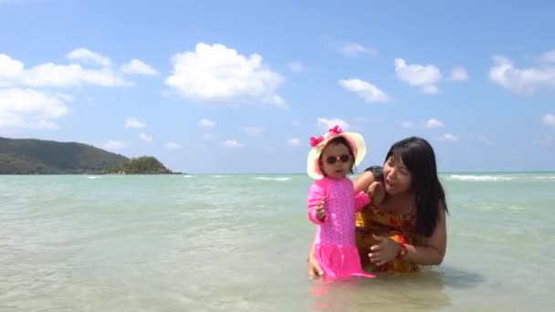 Mãe Filha Praia Mar Conceito Férias — Vídeo de Stock