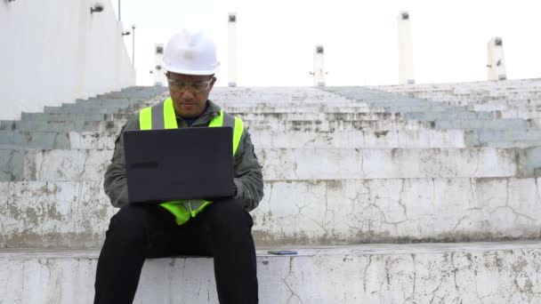 Erkek Mühendis Merdivenlerde Oturuyor Dizüstü Bilgisayarda Çalışıyor — Stok video