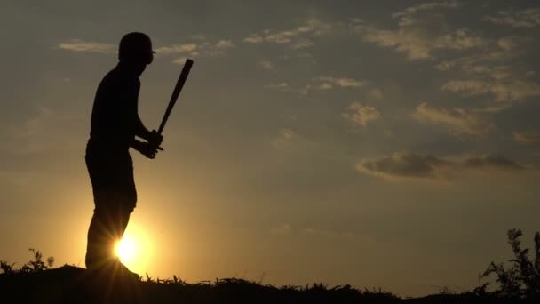 Silueta Asiático Béisbol Jugador Flex Músculos Con Bate Durante Hermosa — Vídeo de stock