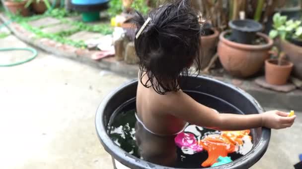 Маленькая Девочка Принимает Ванну Дома Время Азиатской Детской Вечеринки — стоковое видео