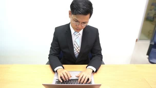 アジアの若いビジネスマンの肖像画白い背景に 現代のビジネスマンの概念 — ストック動画