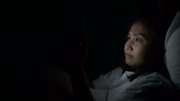 Азиатка Играет Смартфоне Постели Ночью Тайцы — стоковое видео