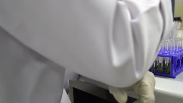 Close Cientista Sexo Feminino Que Trabalha Laboratório — Vídeo de Stock