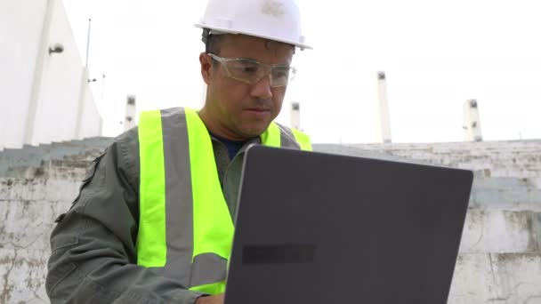 Mężczyzna Inżynier Siedzi Schodach Pracuje Laptopie — Wideo stockowe