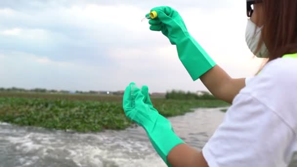 Ecologista Feminina Trabalhando Perto Estação Limpeza Água — Vídeo de Stock