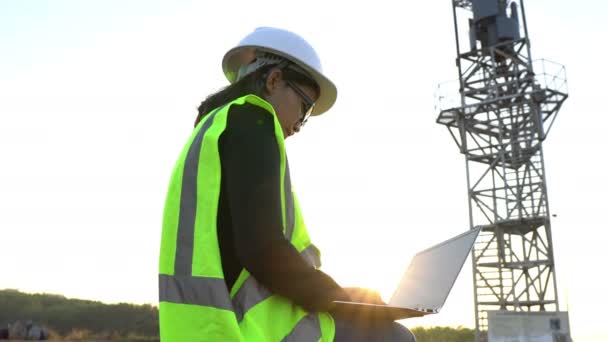 Blick Auf Ingenieurin Die Der Nähe Von Elektrizitätswerk Arbeitet — Stockvideo