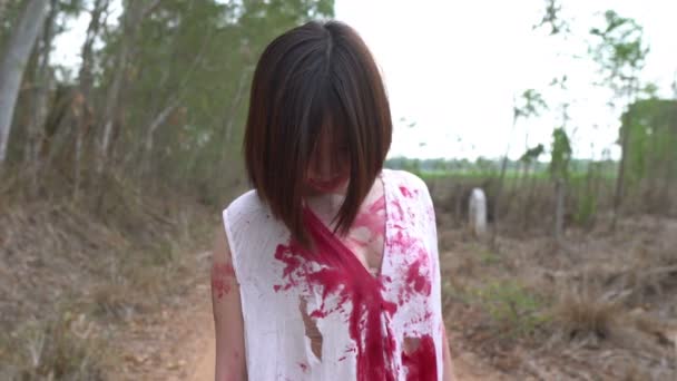 Donna Asiatica Con Trucco Zombie Sangue Sul Vestito Bianco Scena — Video Stock