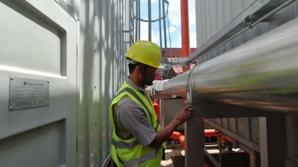 Asian Engineer Maintain Checking Technical Data Heat System Equipment — 비디오