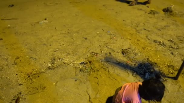 Linda Chica Asiática Jugando Playa Fondo Del Mar Noche — Vídeos de Stock