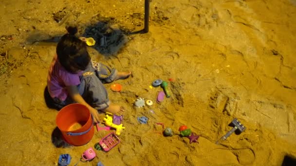 Мила Азіатська Дівчина Грає Пляжі Морському Фоні Вночі — стокове відео