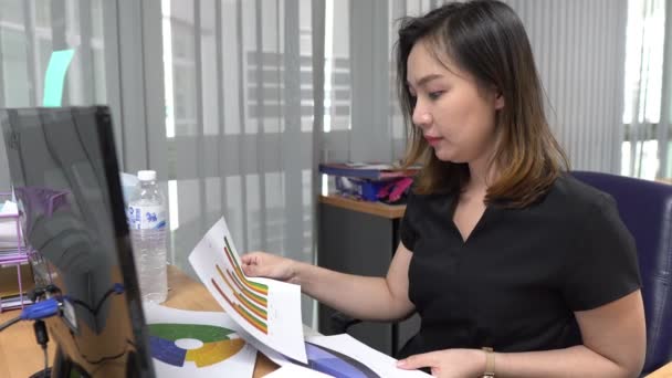 Unga Asiatiska Affärskvinna Som Arbetar Moderna Kontors — Stockvideo