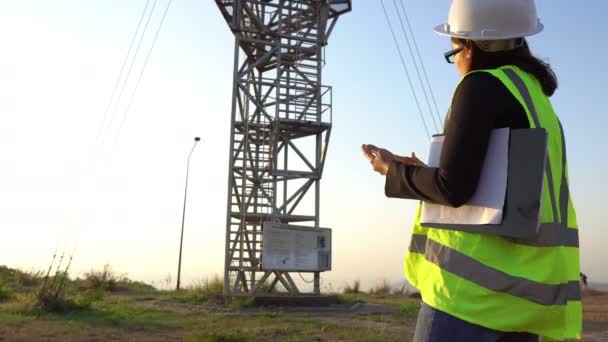 Vista Ingeniera Que Trabaja Cerca Estación Eléctrica — Vídeos de Stock