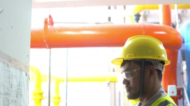 Manutenção Engenheiro Asiático Verificação Dados Técnicos Equipamentos Sistema Aquecimento — Vídeo de Stock