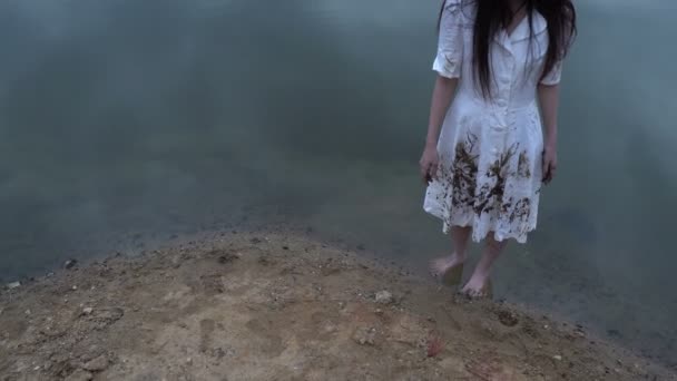 アジアの女性は沼やホラーシーン怖い背景で幽霊の顔をしています — ストック動画