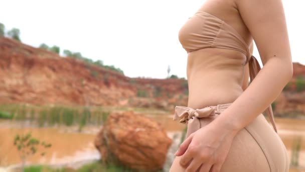 Красивая Тайская Женщина Позирует Пустыне — стоковое видео