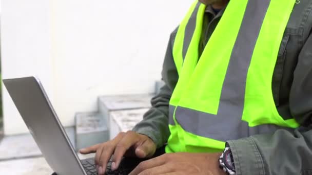 Мужчина Инженер Сидит Лестнице Работает Ноутбуке — стоковое видео