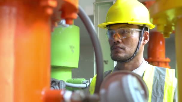 Asian Engineer Maintain Checking Technical Data Heat System Equipment — 비디오