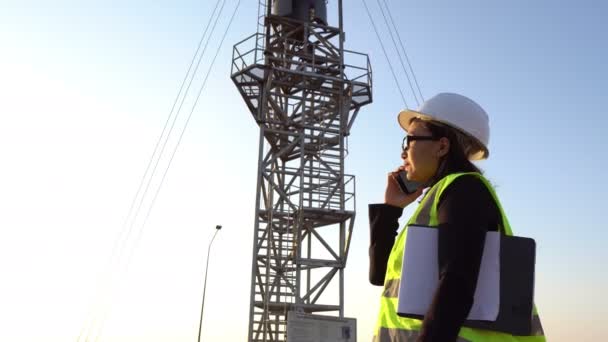 Vista Engenheiro Feminino Que Trabalha Perto Estação Eletricidade — Vídeo de Stock