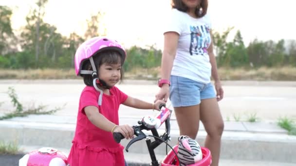 Mãe Ajudando Pequena Filha Capacete Andar Bicicleta Livre — Vídeo de Stock