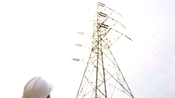 Elektrik Santralinin Yakınında Çalışan Kadın Mühendis Görüntüsü — Stok video