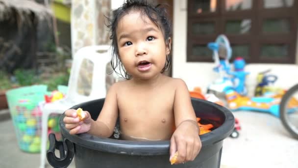 Niña Tomando Baño Casa Asiática Bebé Ducha Tiempo — Vídeos de Stock