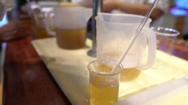 Kafedeki çay fincanlarını kapat.