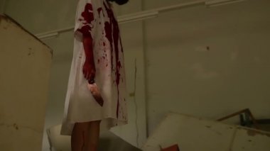 Karanlık odada beyaz gömlek giyen bir kadın, korku filmi konsepti, korku geçmişi.