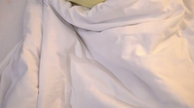 Yatağa uzanmış, tatlı Asyalı küçük bir kızın, uyku zamanı konseptini kapat.