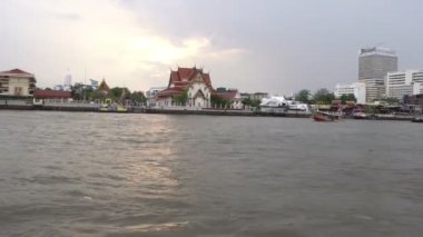 Nehirden geçen feribot, Bangkok, Tayland 'daki Şafak Tapınağı Wat Arun' a doğru gidiyor.