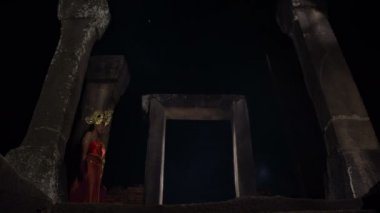 Gece eski şatolarda Tayland elbisesi ve makyajlı Asyalı kadın portresi.