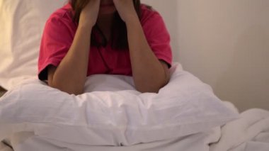 Yataktaki Asyalı kadın geceleri uykusuzluk çekiyor