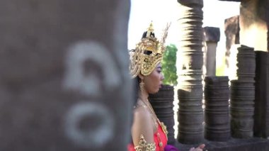 Eski bir şatoda eski bir Tayland elbisesi ve hayalet makyajı giymiş Asyalı kadın portresi