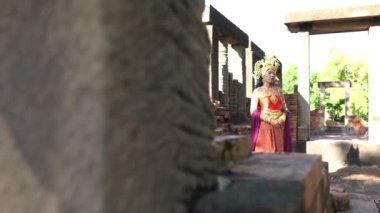 Eski bir şatoda eski bir Tayland elbisesi ve hayalet makyajı giymiş Asyalı kadın portresi