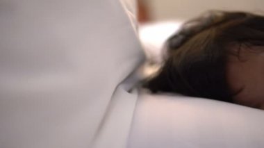 Yatağa uzanmış, tatlı Asyalı küçük bir kızın, uyku zamanı konseptini kapat.