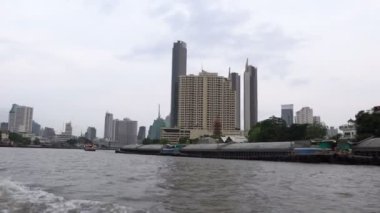 Gündüz vakti, Tayland 'da nehirden tekneye seyahat ederken şehir manzarası