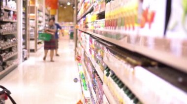 Anne ve tatlı kız süpermarkette ürün seçiyorlar. 