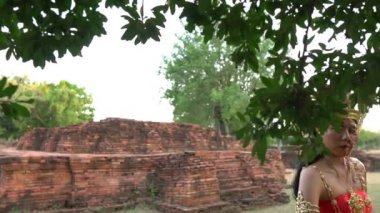Eski bir şatoda eski bir Tayland elbisesi ve hayalet makyajı giymiş Asyalı kadın portresi