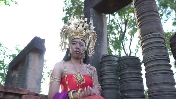 古代タイの衣装を着たアジア人女性の肖像と古い城の遺跡で幽霊の化粧 — ストック動画