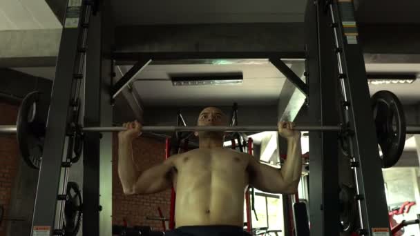 Homme Asiatique Avec Gros Muscles Entraînement Poids Gymnase — Video