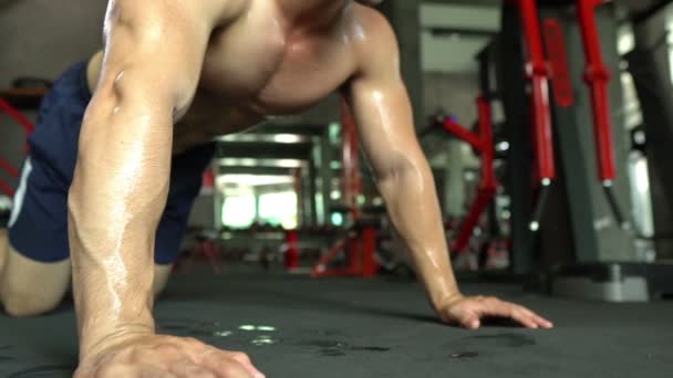 Hombre Asiático Con Grandes Músculos Entrenando Peso Gimnasio — Vídeo de stock