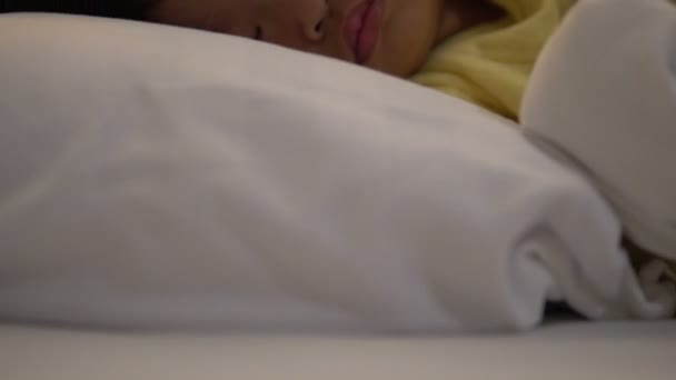 閉じますアップの可愛いですアジアの女の子横たわっベッド 睡眠時間の概念 — ストック動画