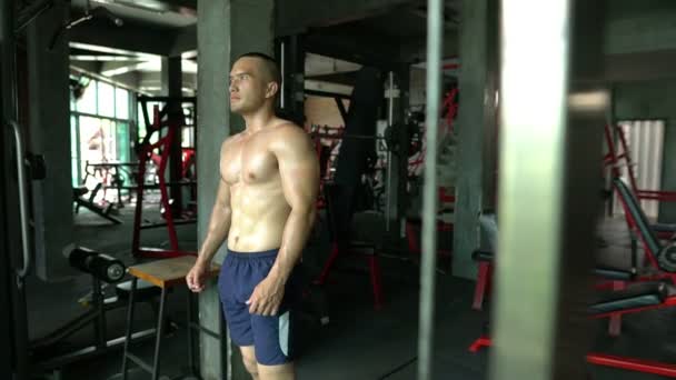 Aziatische Man Met Grote Spieren Gewicht Training Sportschool — Stockvideo