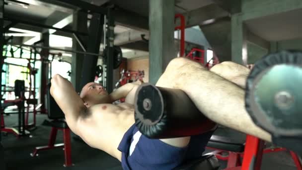 Hombre Asiático Con Grandes Músculos Entrenando Peso Gimnasio — Vídeo de stock