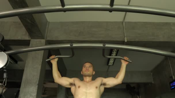 Человек Большими Мышцами Тренируется Тренажерном Зале — стоковое видео