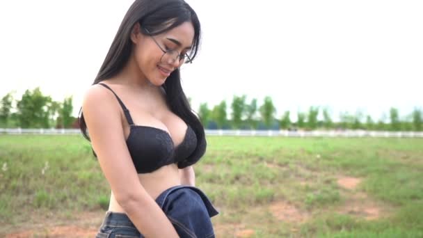 アジアの美しい女性ポーズ屋外で昼間 — ストック動画