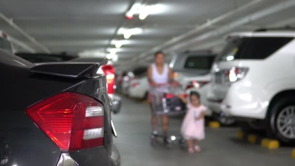 Mutter Und Tochter Kehren Nach Einkauf Kaufhaus Zum Auto Zurück — Stockvideo