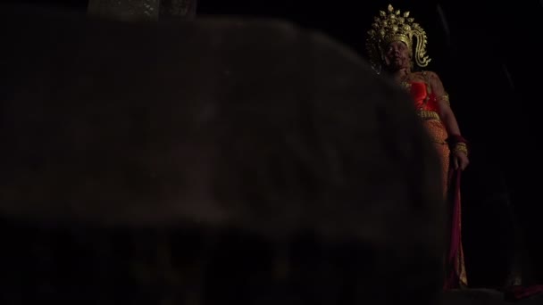 亚洲女人穿着古老的泰式服装 晚上在古堡里化妆鬼脸的画像 — 图库视频影像